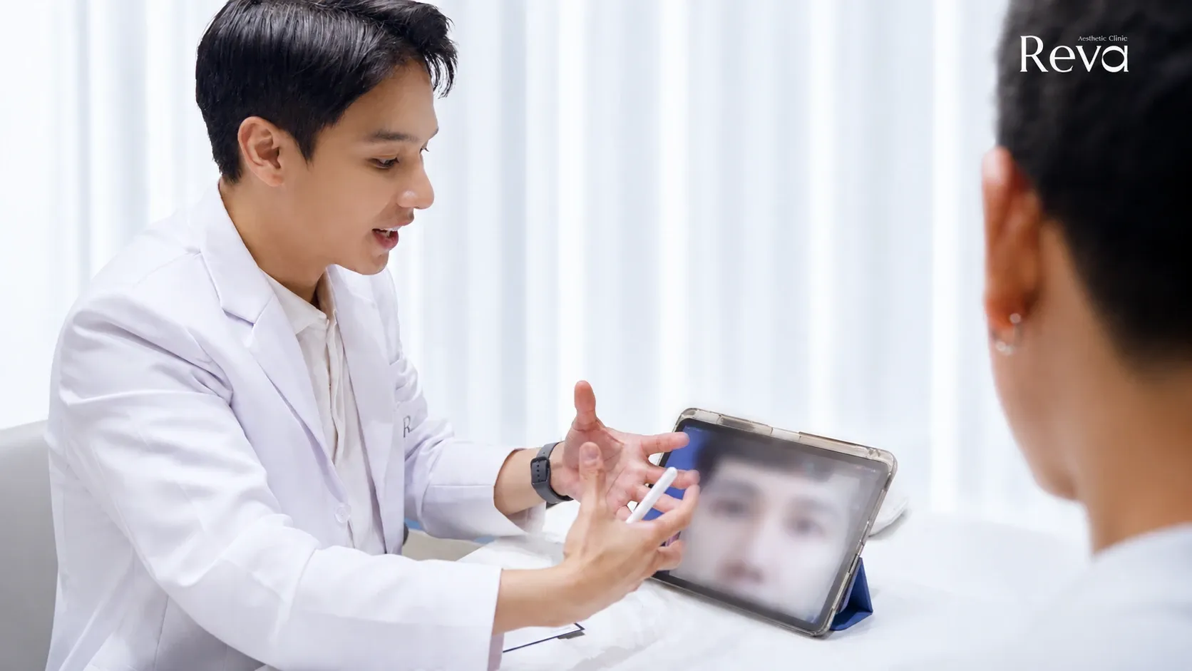แพทย์ Reva Clinic ให้คำปรึกษาและประเมินใบหน้าก่อนทำโปรแกรม Ulthera เพื่อวางแผนจำนวน Lines ให้เหมาะกับแต่ละบุคคล